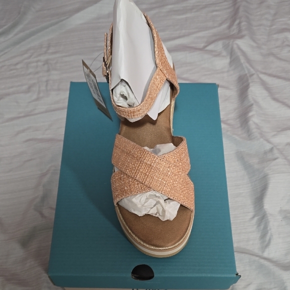 Toms Women's Tan Platform Sandals - Picture 4 of 5